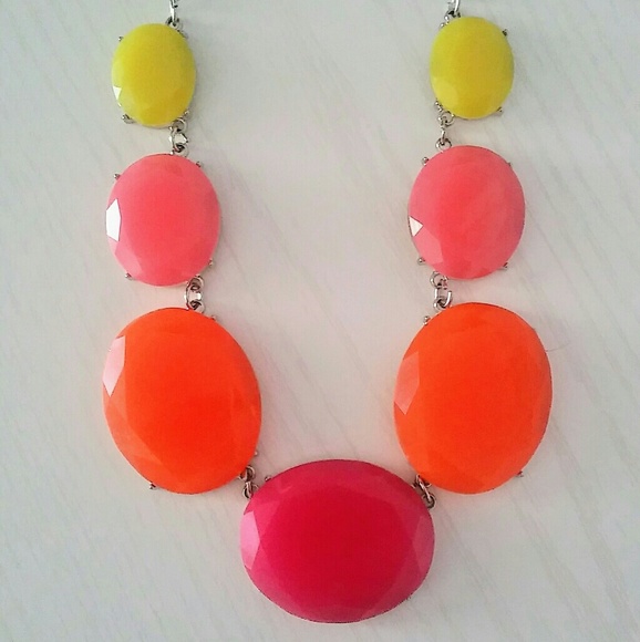 Spring statement necklace - Picture 2 of 6